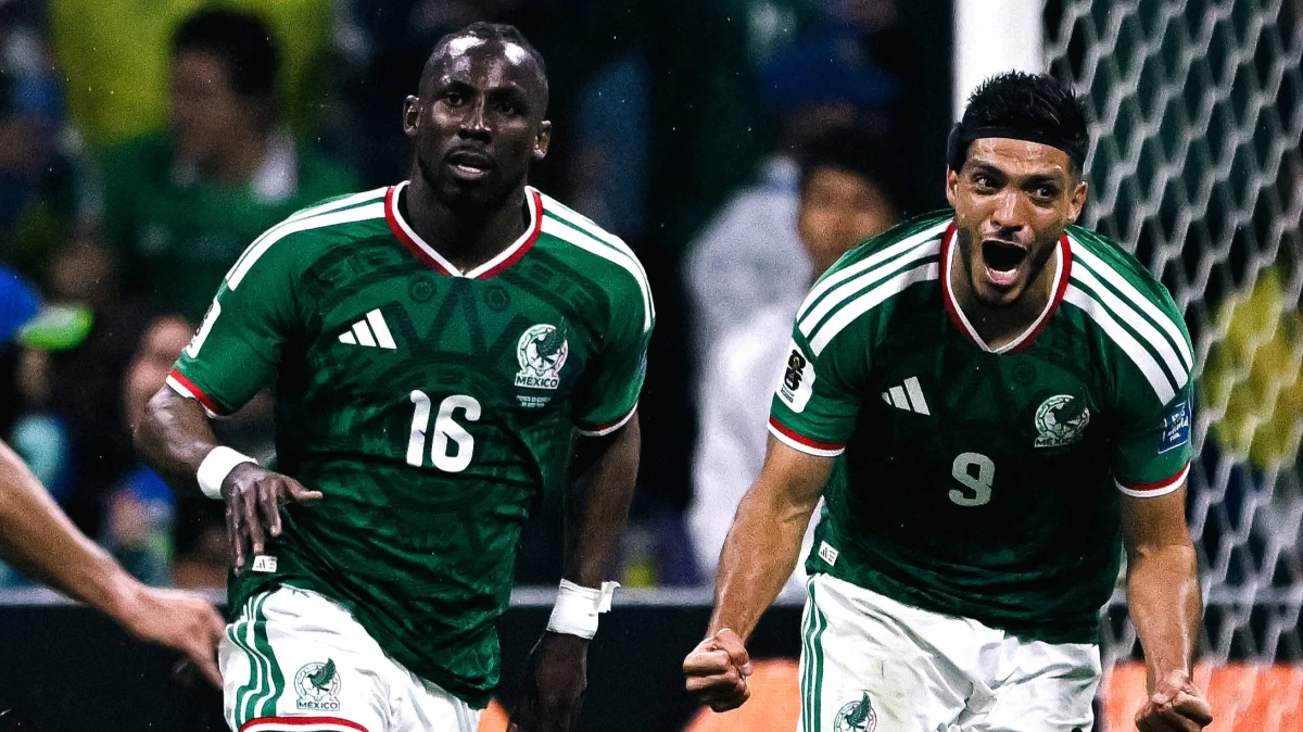 Foto: El colombiano naturalizado mexicano Julián Quiñones (16) acompaña en el festejo al autor del segundo gol, Raúl Jiménez (9).