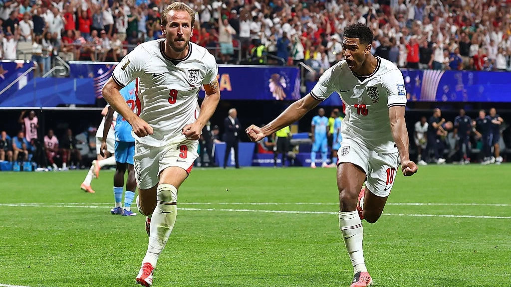 Foto:@England. El goleador del Bayern Munich llegó a 5 tantos en esta Copa del Mundo. En la imagen lo acompaña Bellingham