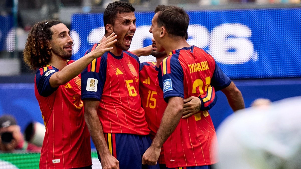 Todos abrazan a Mikel Oyazarbal, el goleador de “La Roja”. Foto: FIFA
