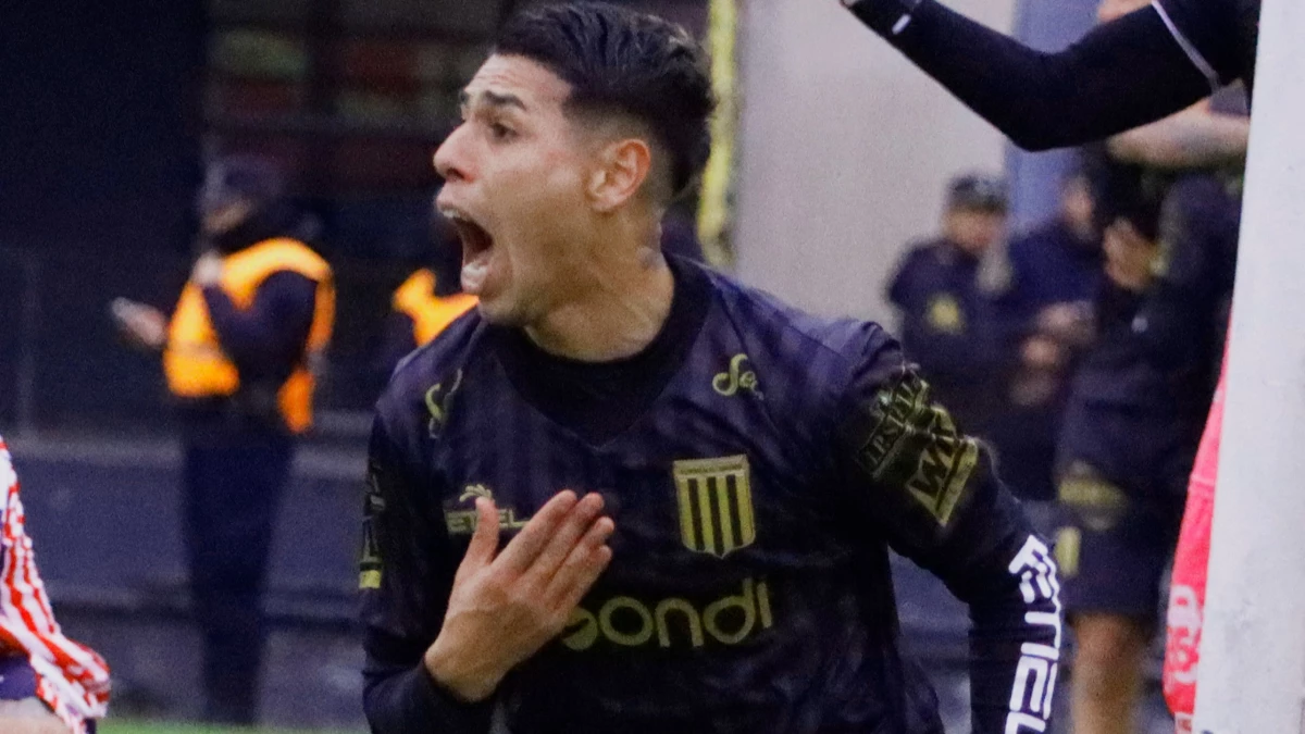 Foto:@Club_AlteBrown. El festejo de Ulises Abreliano para el triunfo de la Fragata