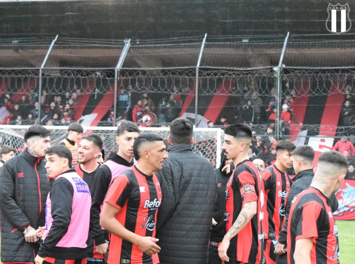 Foto:@defeweb. Defensores festejó haber bajado al líder de la zona A