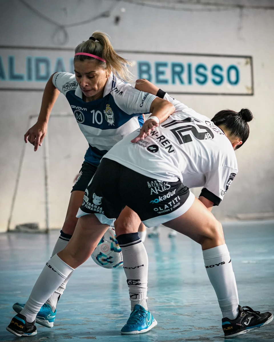 Foto:@FutsalCGE. Candela Cejas (número 12) lucha por el balón. La jugadora del Albo marcó el segundo tanto