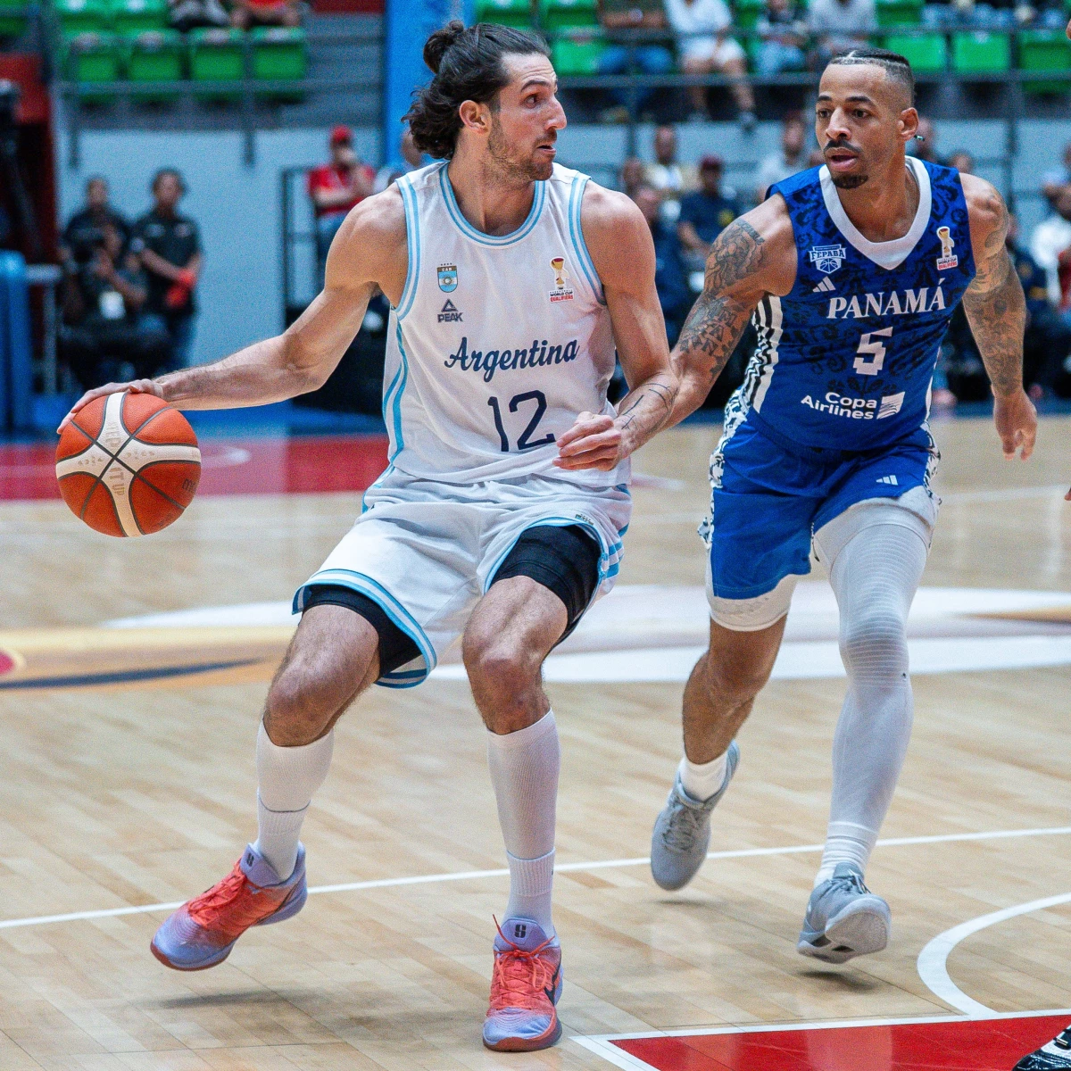 Foto:@cabboficial. El alero Bolmaro (13 puntos y 6 pases gol) mantuvo un aporte constante
