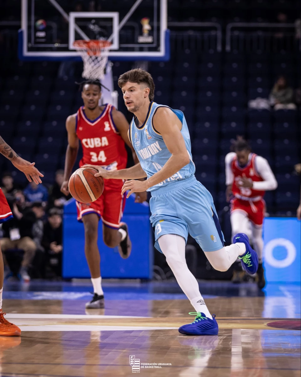 Foto:@fubbuy. El alero Joaquín Rodríguez (ex Obras Basket) resultó figura en el triunfo celeste