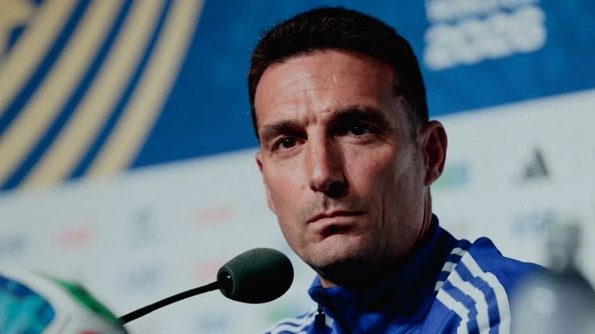 Foto: Scaloni se puso serio a la hora de analizar algunas de las condiciones en las que se juega esta Copa del Mundo.