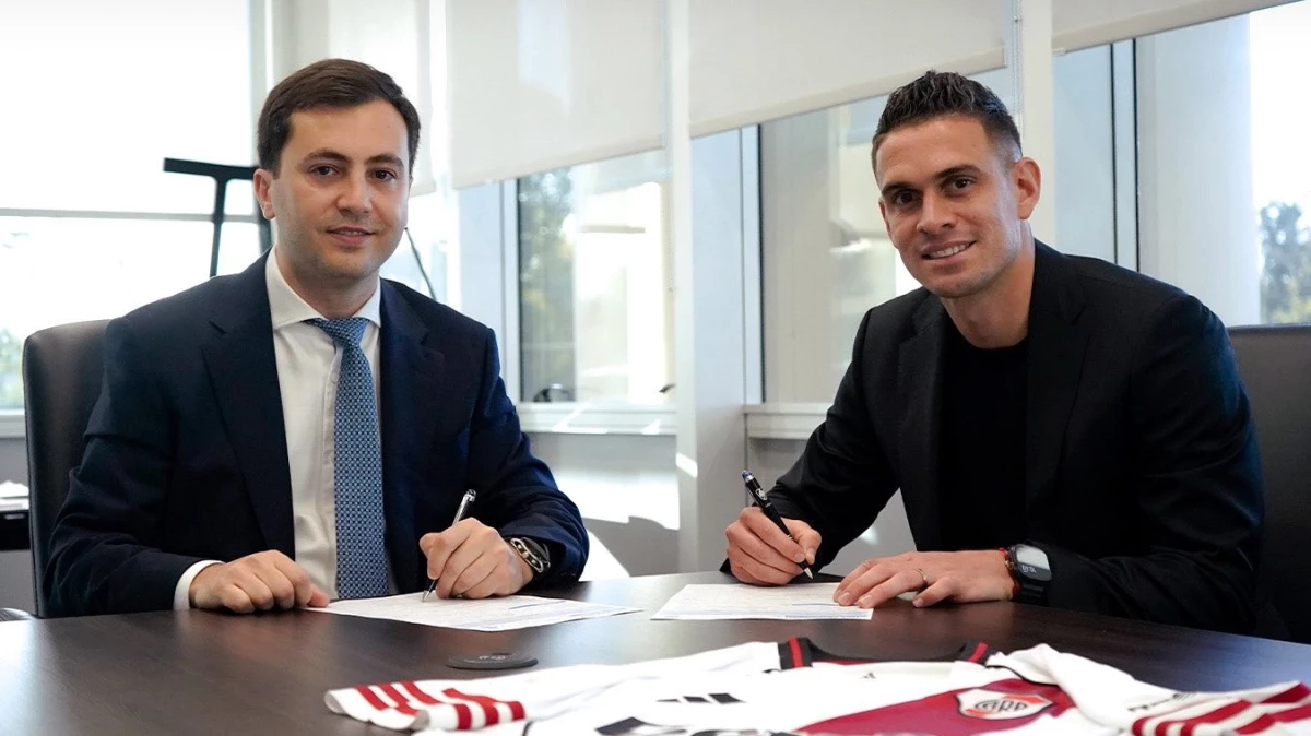Foto:@RiverPlate. El colombiano Rafael Borré firmó su contrato con el Millonario. Será jugador hasta diciembre de 2029