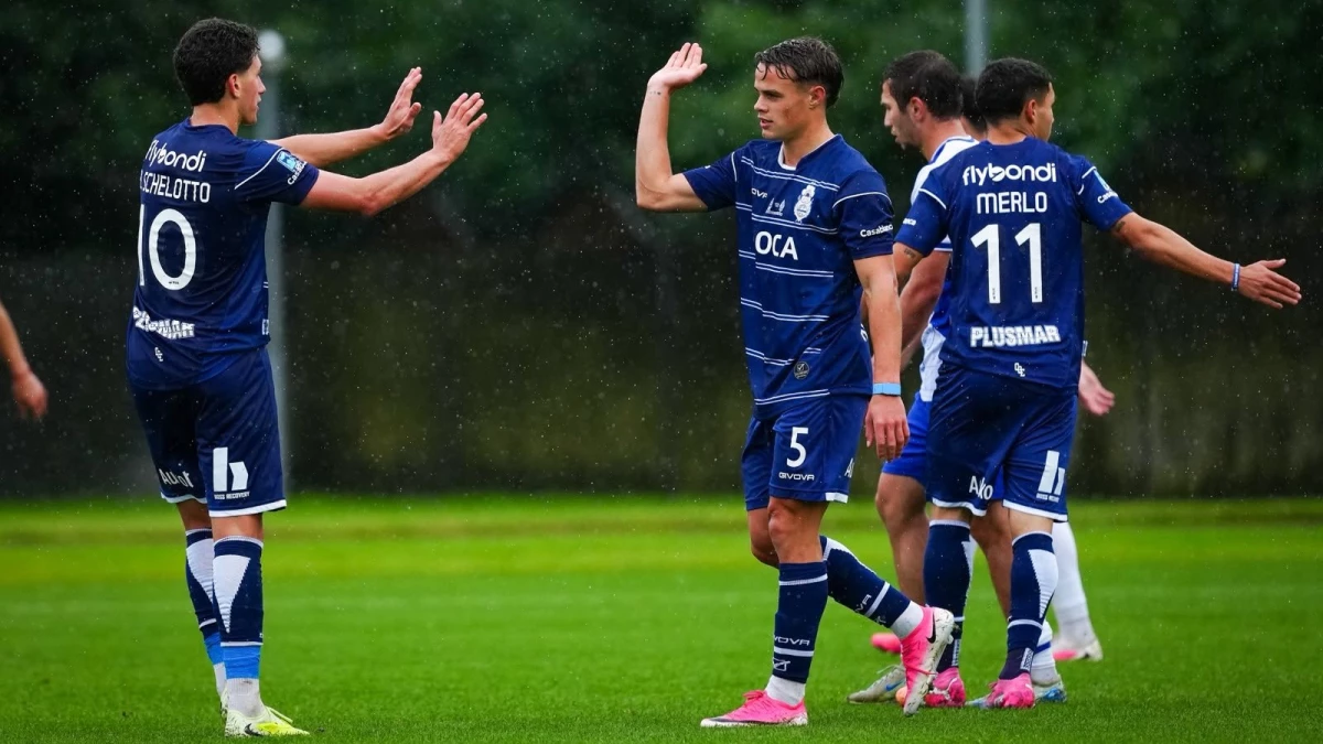 Foto:@gimnasiaoficial. Victoria del Lobo en el último amistoso en Rusia y celebración de Nicolás Barros Schelotto y Merlo, autores de dos de los tres goles convertidos ante Dynamo. El otro fue de Enzo Martínez.