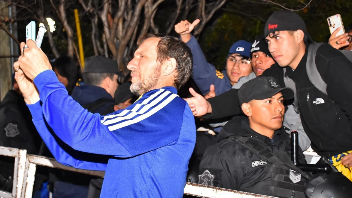 El Vasco Arruabarrena firmó autógrafos y se sacó fotos con los hinchas en Salta.