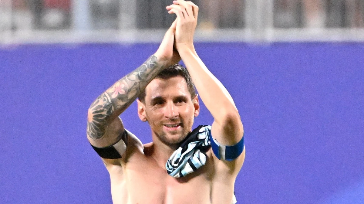 Leo le hizo un regalo especial al italiano Baggio (Foto: FIFA).