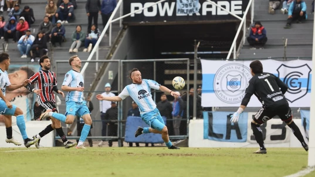 Foto:@OficialGyEJujuy. El Lobo igualó 1-1 con Chacarita y se mantiene arriba en la zona B