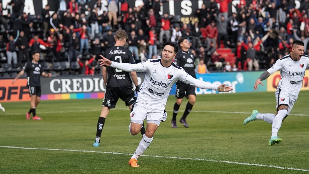 Foto:@ColonOficial. El atacante Ignacio Lago abrió la cuenta a los 30 segundos de iniciado el partido