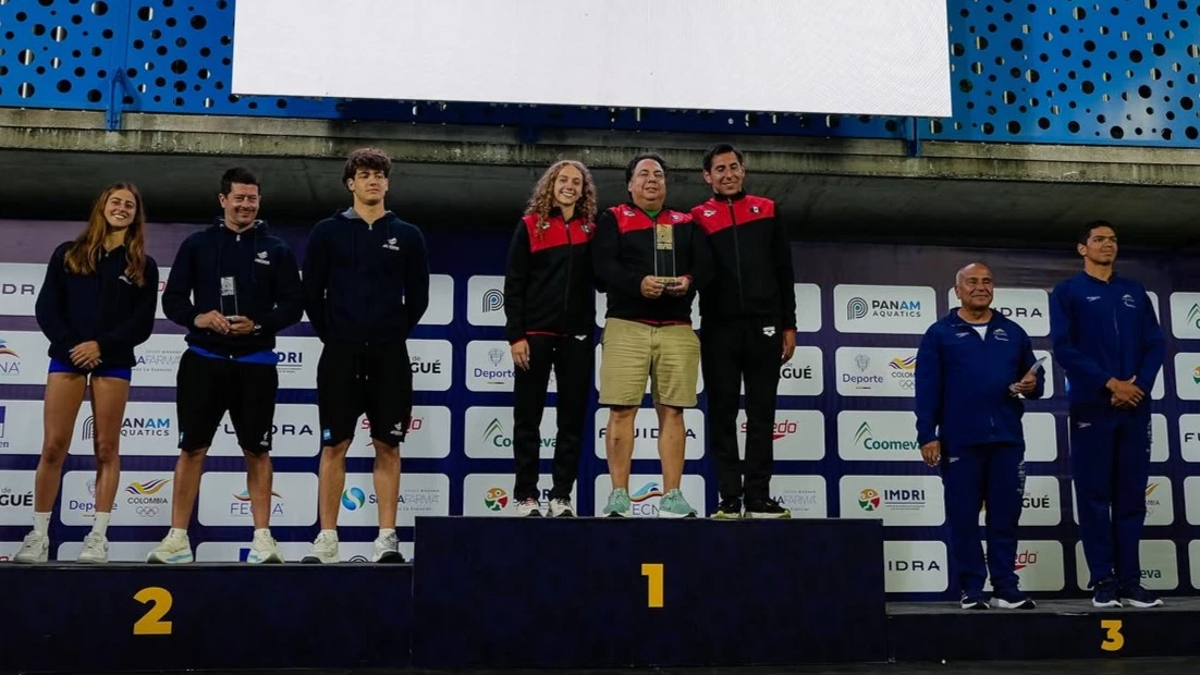 Rocío Castro y Federico Bottos, junto al entrenador Sebastián Montero. Foto: @panamaquatics