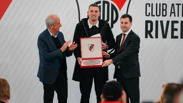 Foto: Prensa River. El santafesino Armani se despidió del Millonario