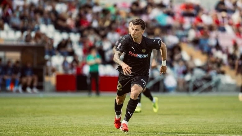 El ex Platense Franco Baldasarra en un pasaje de la victoria del Kaunas en Kosovo. foto: @uefa.