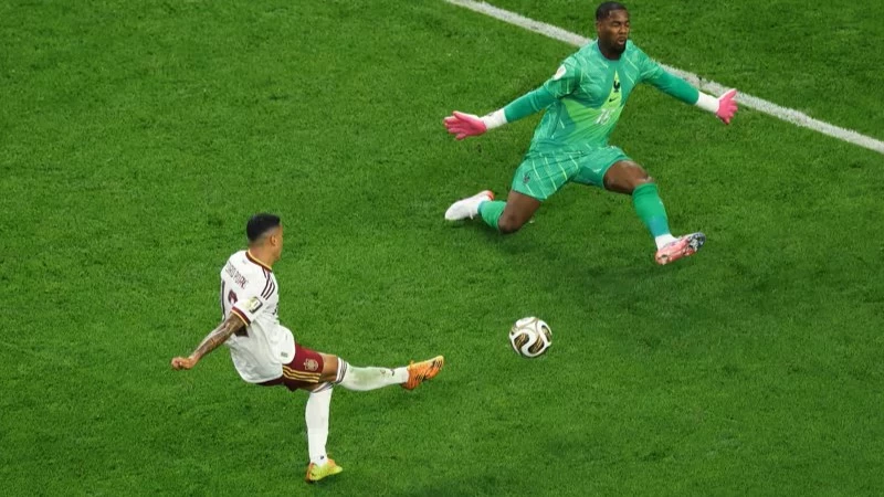Foto: Pedro Porro convierte el segundo gol de España.