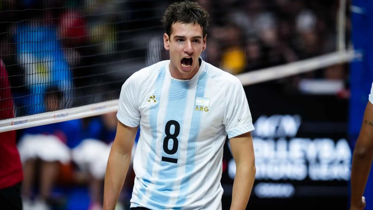 Foto: VNL. Agustín Loser, el central y capitán, apareció con todo su sello con los bloqueos en el final del partido.