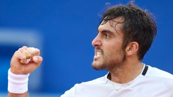 Román Burruchaga eliminó a Flavio Cobolli y avanzó a los cuartos de final del ATP 250 de Umag. Foto: @ATPTour_ES&nbsp;