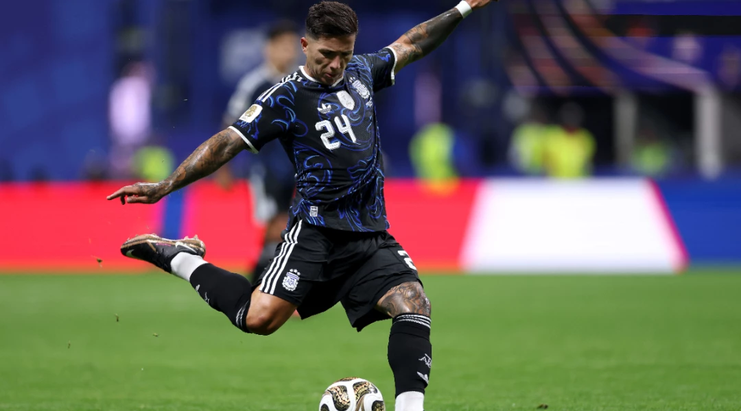 Foto:@FIFA. El remate de derecha de Enzo Fernández va camino a traducirse en el 1-1 parcial en el Mercedes Benz de Atlanta