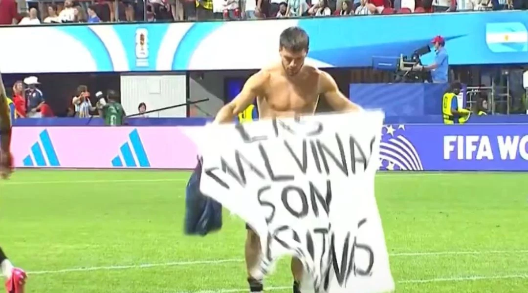 Foto: Gio Lo Celso fue el primero en desplegar la bandera sobre el campo de juego del Mercedes Benz Stadium de Atlanta.