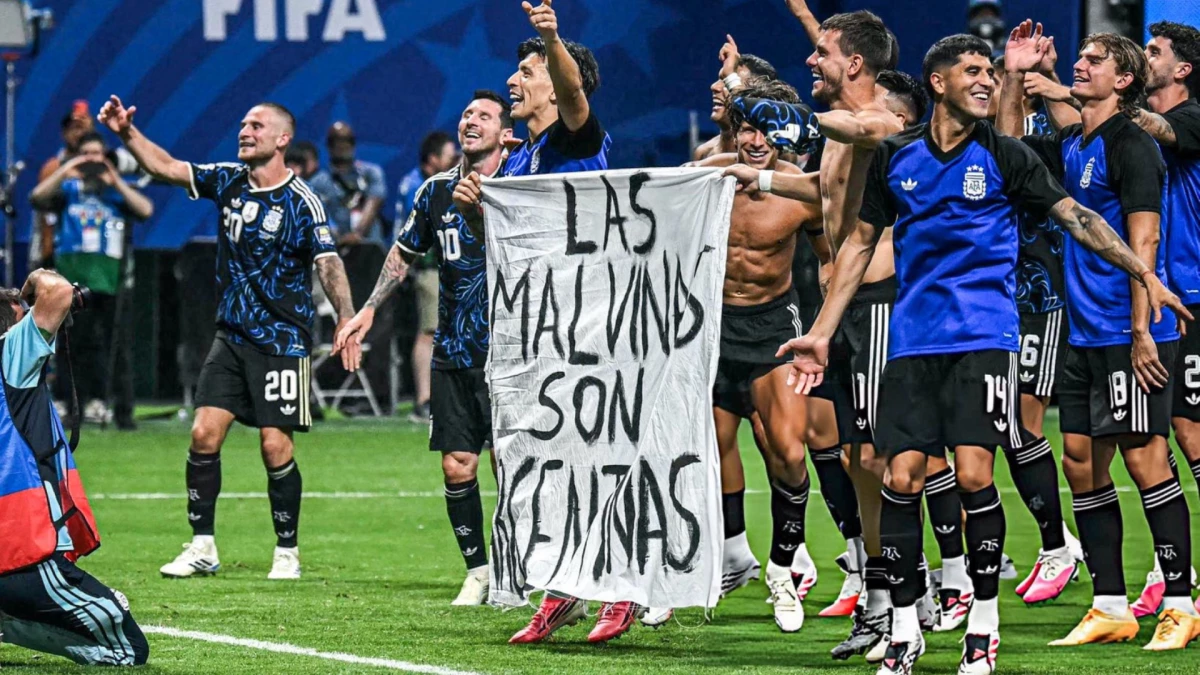 Foto: El capitán Messi y el resto del equipo interactuaron con los hinchas argentinos y mostraron la bandera referida a Malvinas.&nbsp;