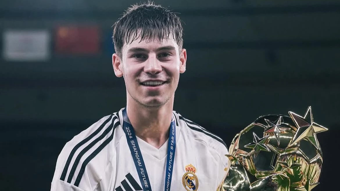 Galassi con un trofeo que obtuvo en las junveiles del Real Madrid. foto: @realmadrid.