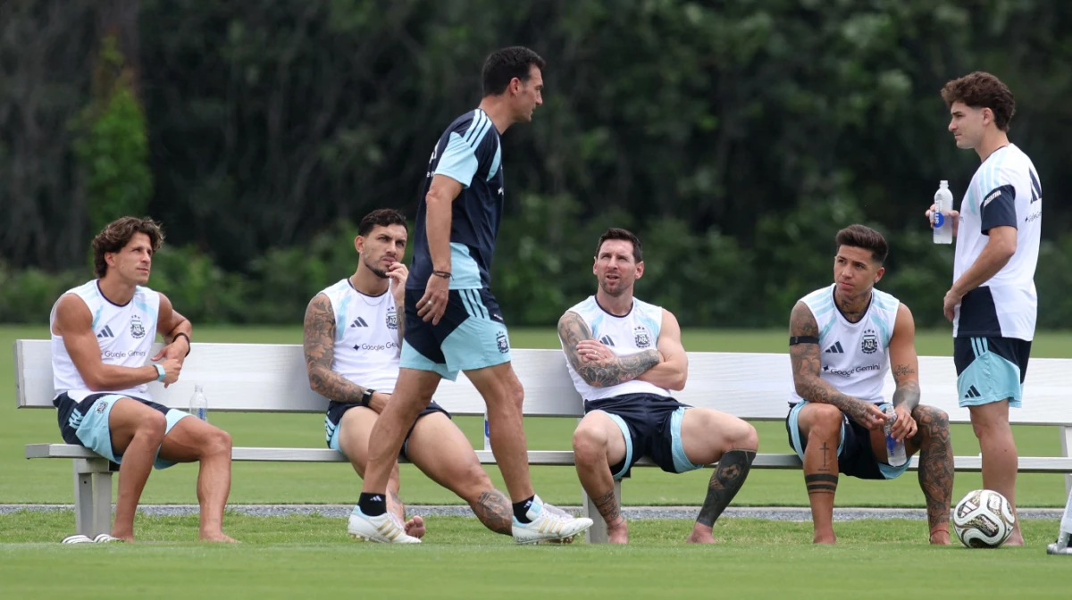 El entrenador analiza qué formación utilizar ante España (Foto: Argentina).