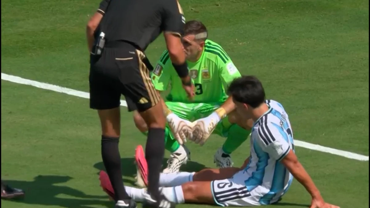 Foto: Lisandro Martínez deja el campo lesionado. Foto: FIFA