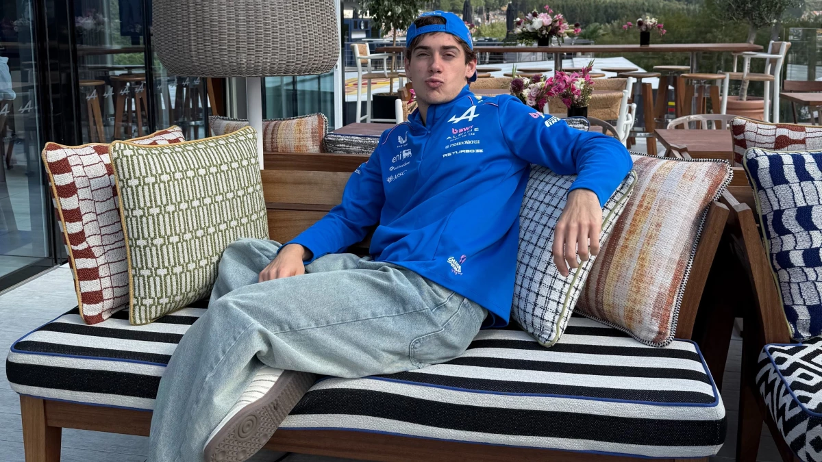 Colapinto, en un momento de descanso, tras haber conquistado otro punto con Alpine en Bélgica. (Foto: @AlpineF1Team)
