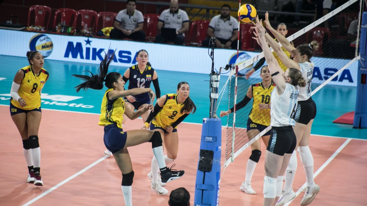 Foto: FEVA. La potencia y la altura de las chicas argentinas fueron demasiado para el juvenil equipo ecuatoriano