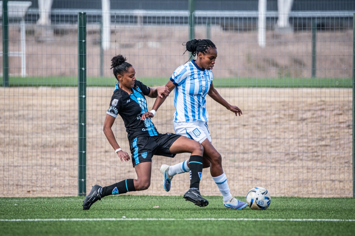 Foto:@RacingClub. La colombiana Cossio, autora del segundo gol, se lleva el balón. Racing se clasificó campeón