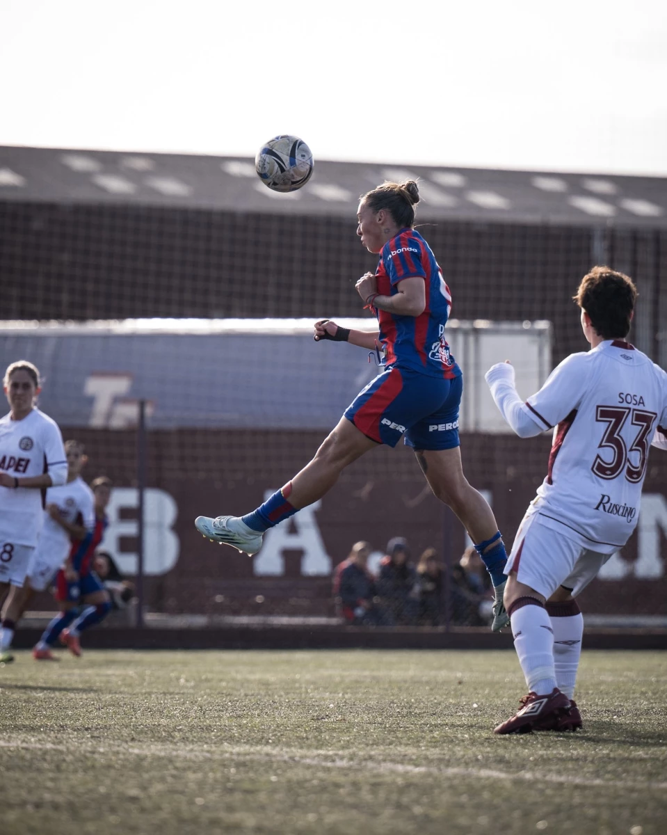 Foto:@CASLAFFemenino. Las chicas de San Lorenzo no pudieron con Lanús, que le ganó por 1-0