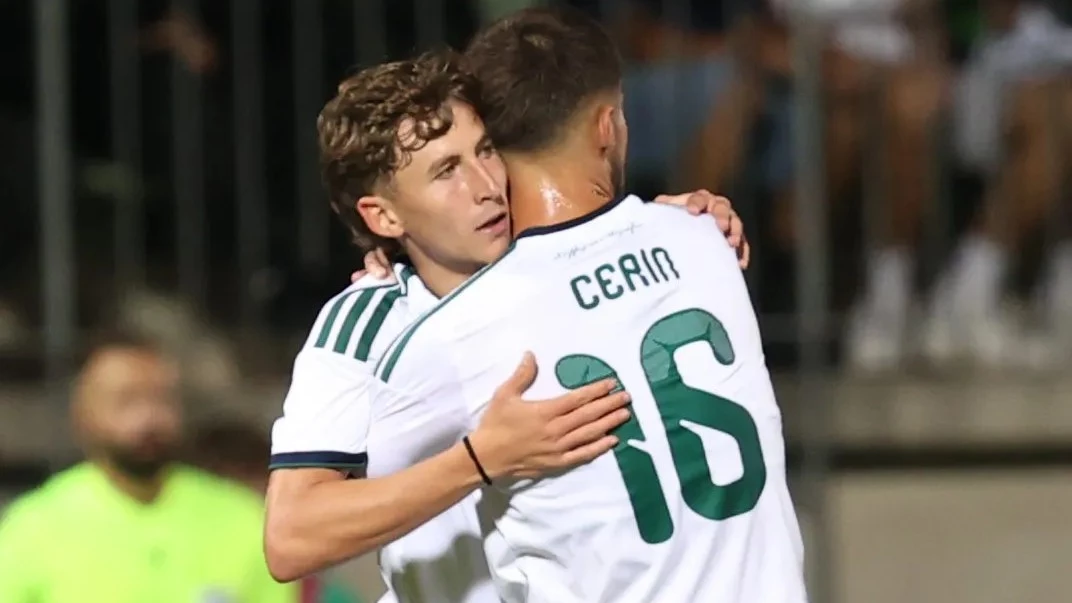 El mendocino Santino Andino recibe el abrazo de un compañero luego de su gol para el Panathinaikos. foto: @uefa.