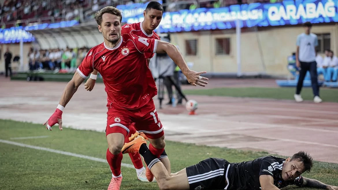 Angelo Martino recibe una falta en Bakú en un valioso empate del CSKA Sofia ante Qarabag. foto: @uefa.