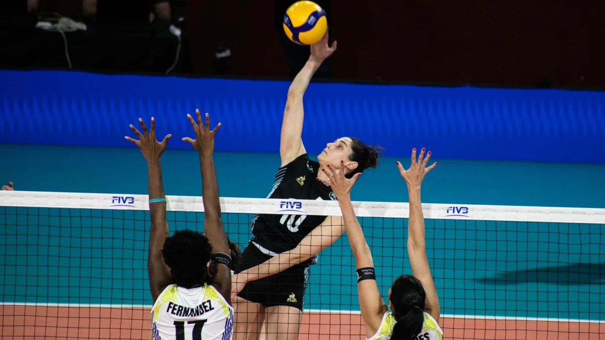 Foto: FEVA. Daniela Bulaich agarra la pelota bien arriba para un unto de Las Panteras que fueron superiores.