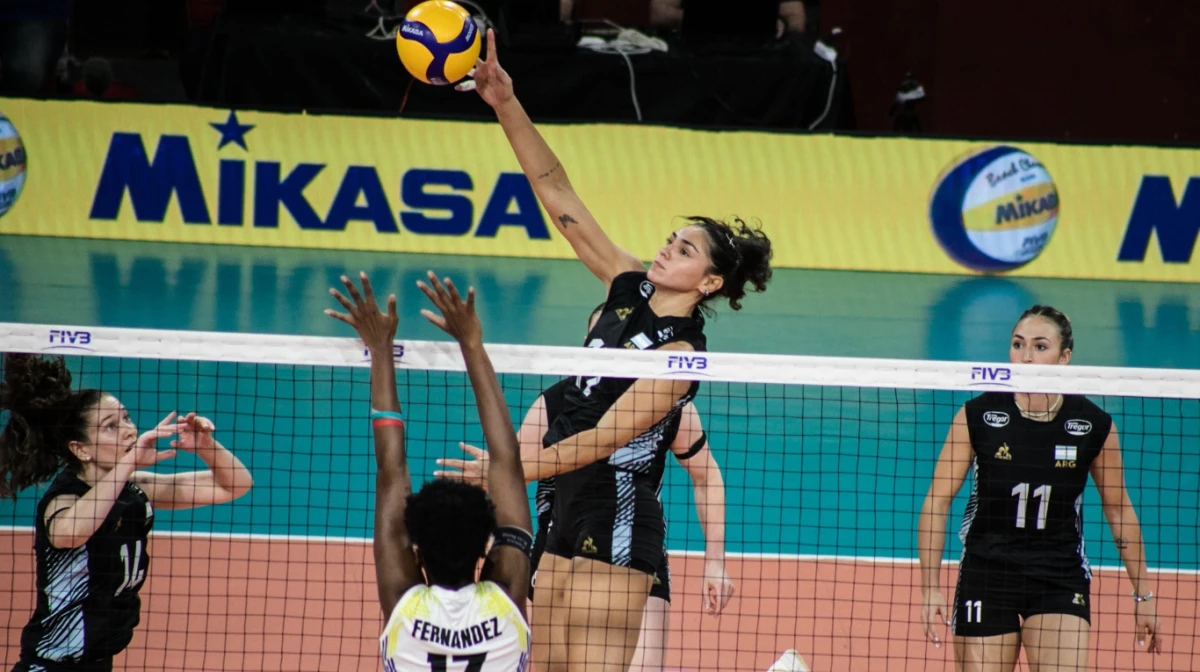 Foto: FEVA. Con la potencia goleadora de Bianca Cugno, Argentina superó a Venezuela en la segunda presentación de la Copa.