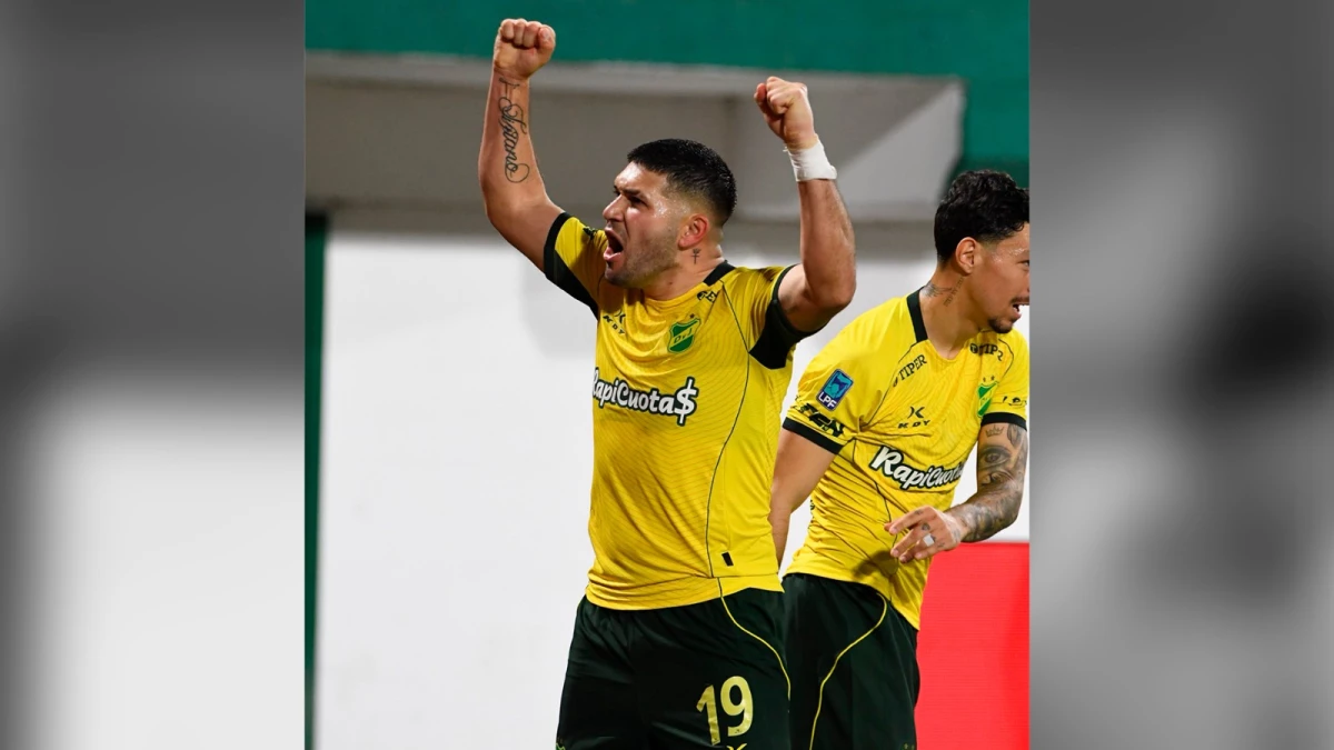 Foto: David Barbona, de Defensa y Justicia, festeja su golazo de tiro libre para el empate final en Florencio Varela.