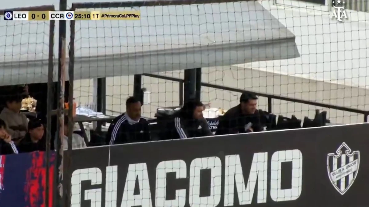 Foto:Captura de LPF Play. Lionel Messi presenció el encuentro de Leones FC y Central Córdoba de Rosario, por el torneo de la Primera C