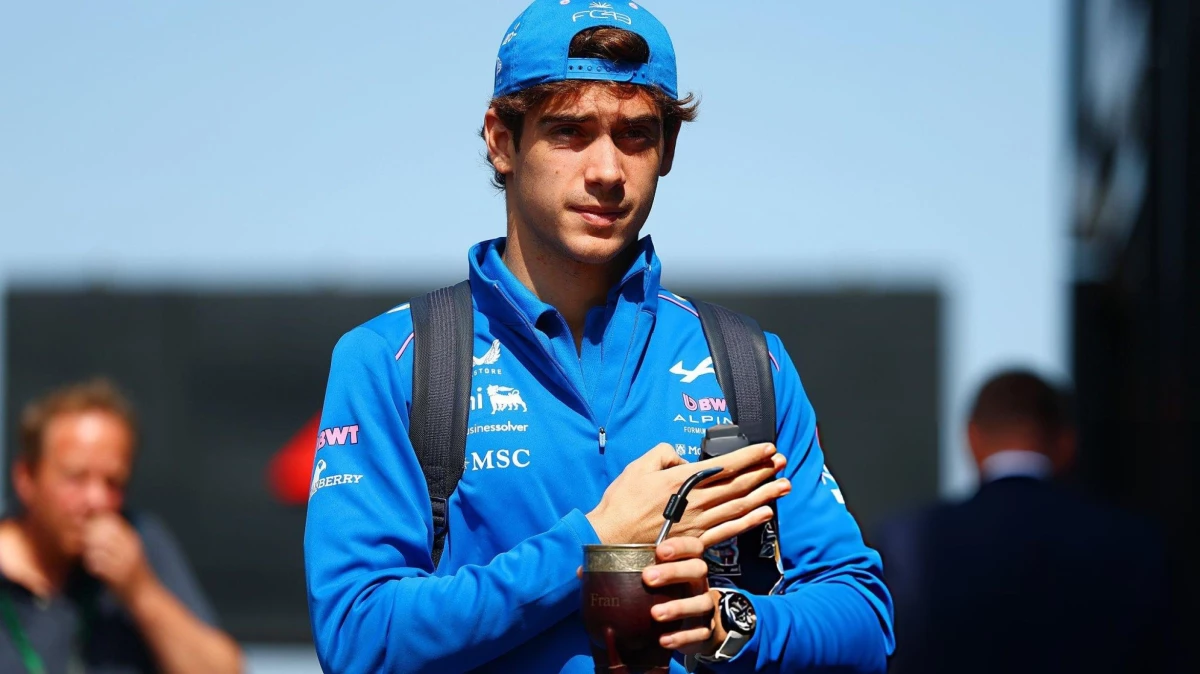 La llegada de Franco, mate en mano, al paddock de Hungría. Foto: @LucianoYoma