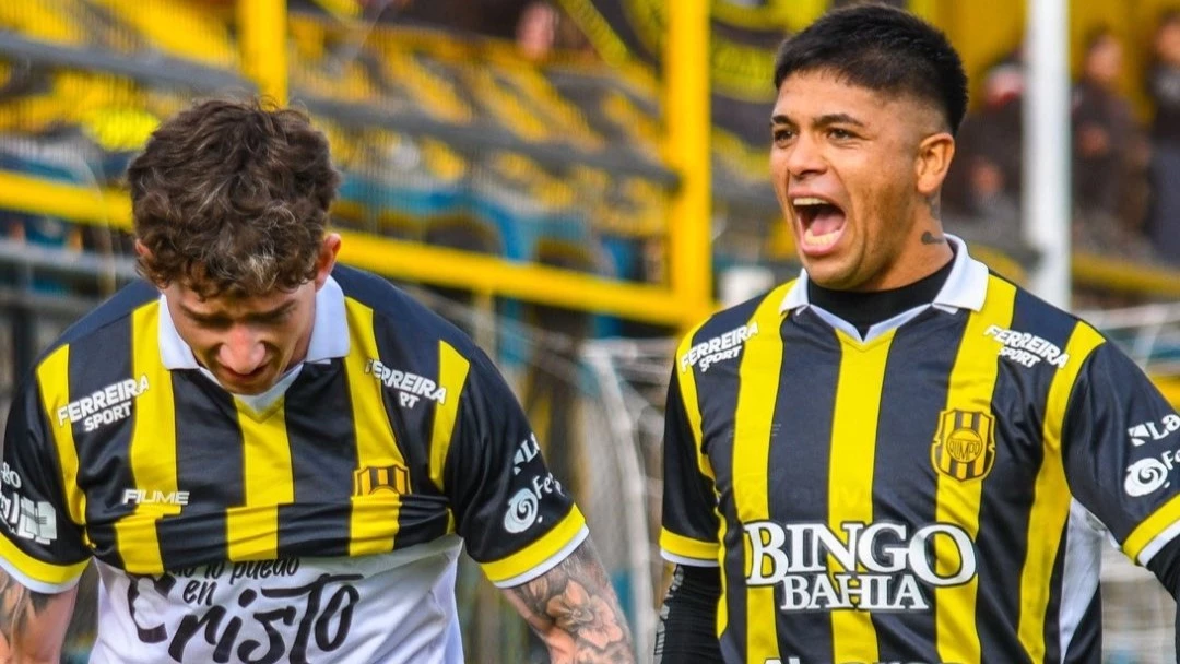 Olimpo festeja el primer gol de la victoria por 2 a 0 ante Santamarina, que le posibilitó quedarse con comodidad con la Zona 4 del Federal A. Foto: @Olimpo_Oficial