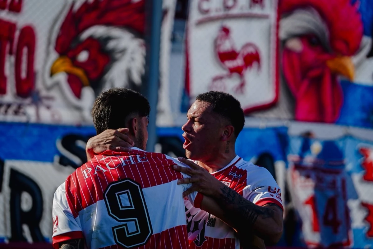 Foto:@depmoronoficial. El festejo de los goleadores Levato y Fagúndez. El Gallo ganó claramente a Ferro y descontó la diferencia