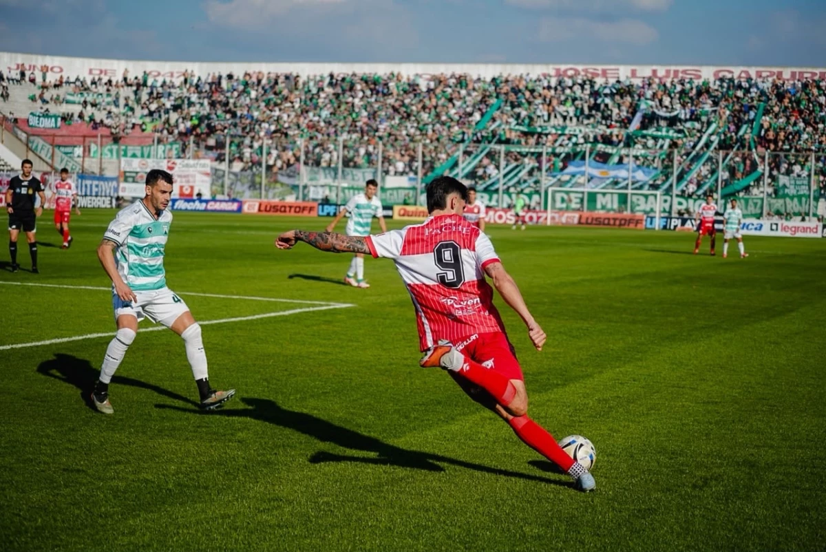 Foto:@depmoronoficial. El delantero Levato va a despachar el centro. De fondo, los 2 mil hinchas que acompañaron a Ferro