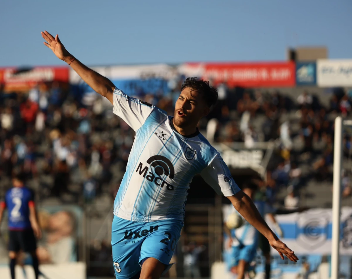 Foto:@OficialGyEJujuy. El delantero Octavio Bianchi se está acostumbrando a festejar. El Lobo jujeño ganó y sigue líder