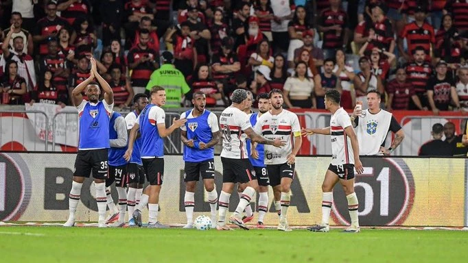 Foto:@spfcinfoss. Calleri, junto a sus compañeros, festeja el gol del empate del San Pablo ante Flamengo