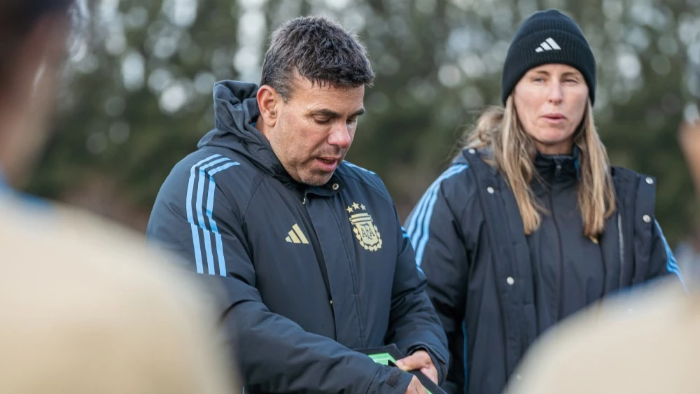 Christian Meloni y Clarisa Huber encabezan el cuerpo técnico de las juveniles. Foto: AFA