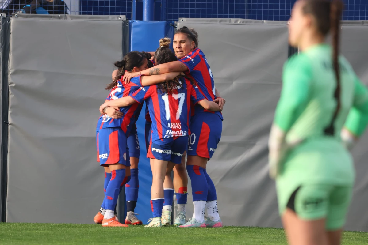 Foto:@CASLAFFemenino. El Ciclón festeja la conquista de Delfina Pafundi, que le dio la victoria ante Boca