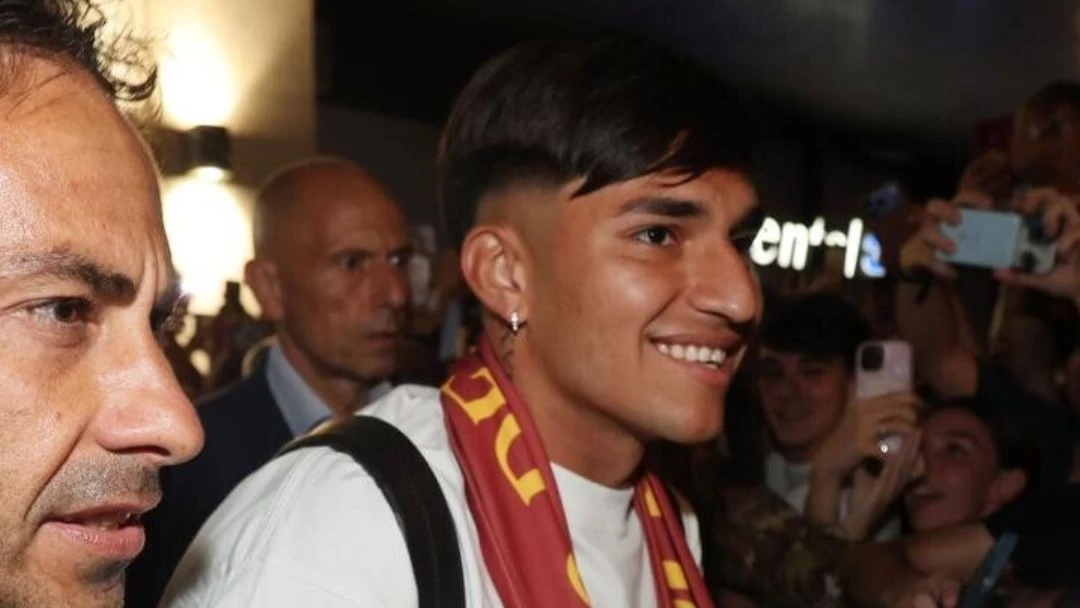 Cerca de 300 hinchas le dieron la bienvenida a Castro en su llegada a Roma.Foto de la Corriere dello Sport (@CorSport).