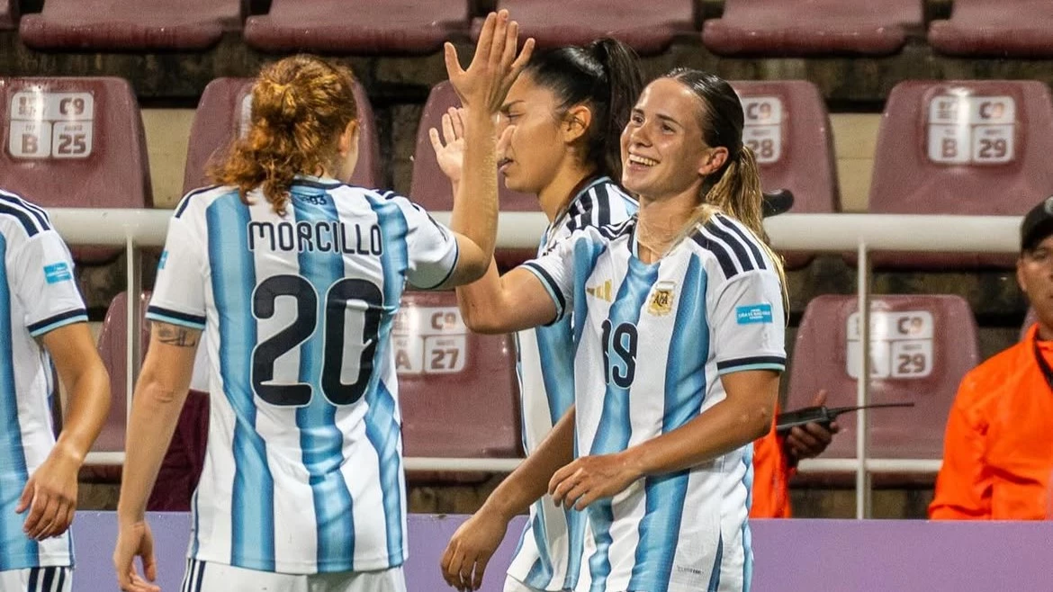 Agostina Holzheier (19) pegó el salto al fútbol estadounidense. Foto: AFA.
