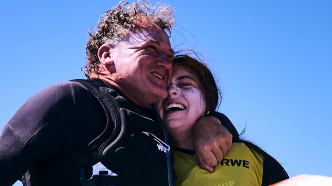El abrazo entre Turienzo y Aguilar, quien además es el entrenador de la joven. Foto: kiteclasses