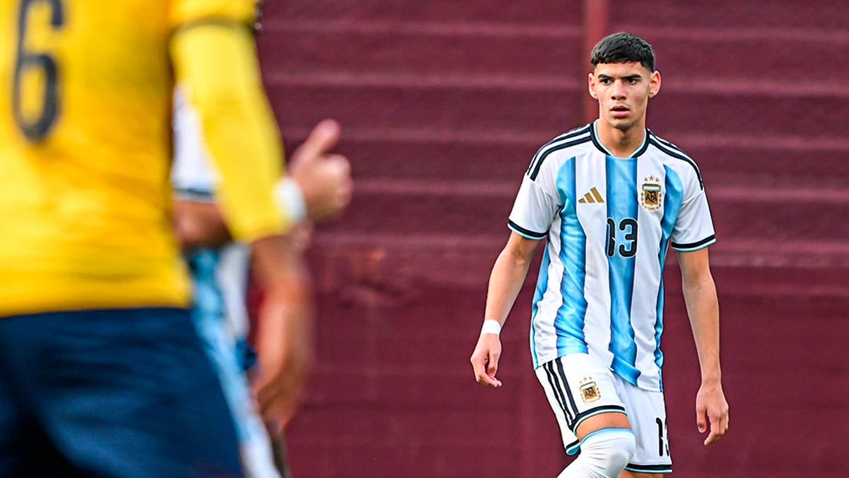 Foto:@Argentina. El equipo de Placente venció por 2-1 a Ecuador. En la imagen, el defensor Mendizábal (Banfield)