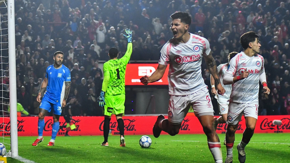 Foto: Gastón Verón celebra el primero gol de Argentinos ante la desazón del arquero Lucas Bruera que dio in falso rebote.&nbsp;